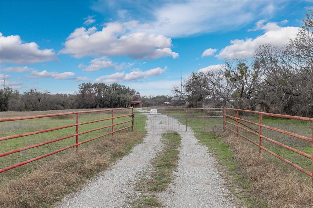 Parkinson, Acres 9.4 - Residential