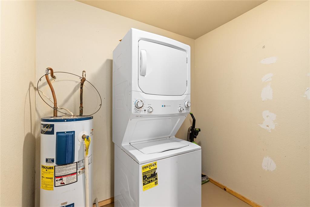 Parkinson, Acres 9.4 - Residential