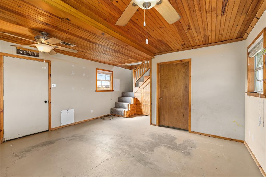 Parkinson, Acres 9.4 - Residential