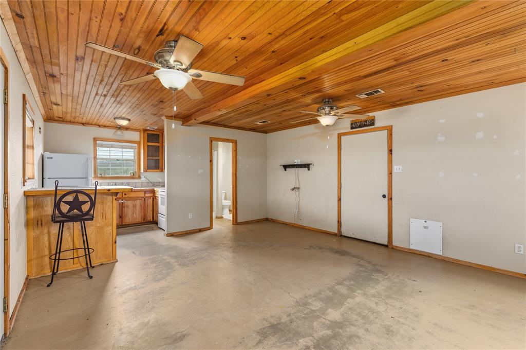 Parkinson, Acres 9.4 - Residential