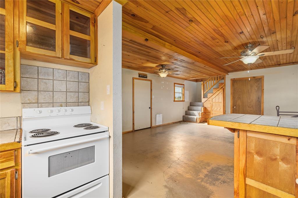 Parkinson, Acres 9.4 - Residential