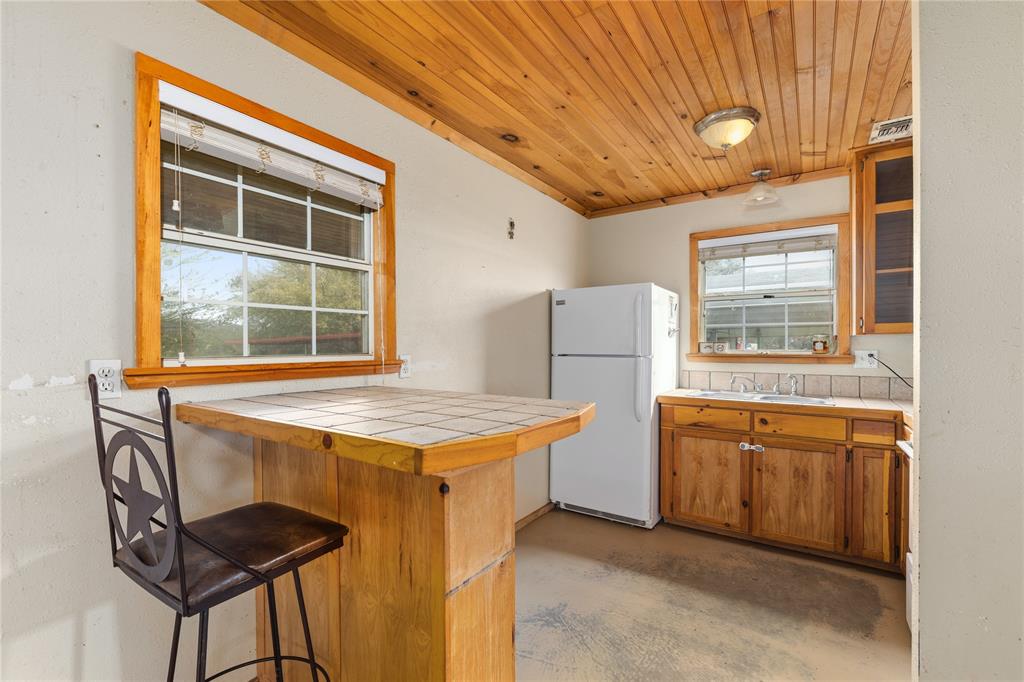 Parkinson, Acres 9.4 - Residential