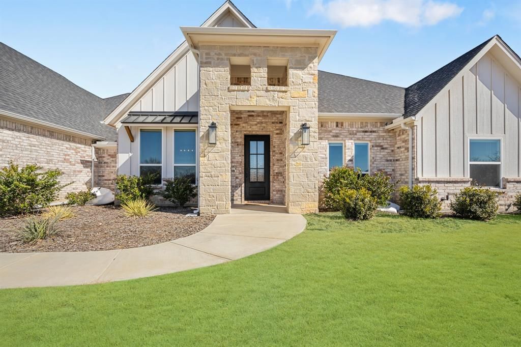 Photo of 123 S Silver Saddle Trail, Weatherford, TX 76087 (MLS # 21194307)