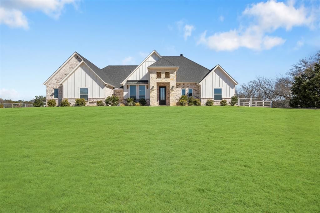 Photo of 123 S Silver Saddle Trail, Weatherford, TX 76087 (MLS # 21194307)