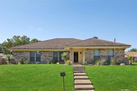Photo of 3633 Ridgewood Drive, Grand Prairie, TX 75052 (MLS # 21083874)