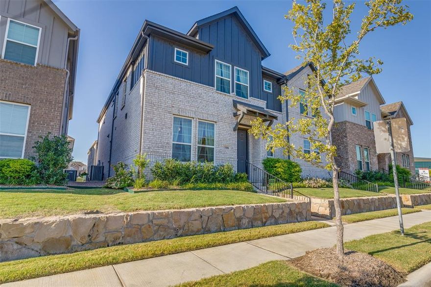 This beautiful townhome is priced to sell!  3 bed 2.5 bath is as good as new, and very well maintained.  Stone countertops, open concept, and fantastic location!  Great commute for a quick shot to pretty much anywhere in the metroplex.  This won't last long!
