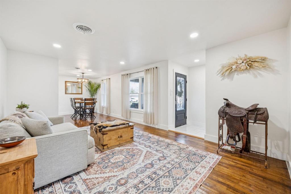 207 Joe White Street
