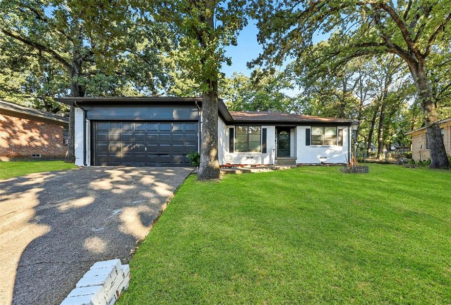 Beautifully updated 4 bed, 2 bath home just 20 minutes from Downtown Dallas!
Featuring fresh paint, new luxury vinyl floors (no carpet), granite countertops, and a gas stove for better cooking. Spacious layout, modern finishes, and a large backyard perfect for family gatherings. OWNER FINANCING AVAILABLE