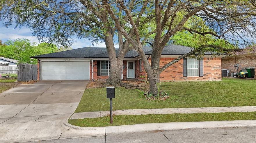 Great opportunity for a first-time homebuyer or investor! This 3-bedroom, 2-bath home offers a functional layout with plenty of potential to make it your own. With a little TLC, this property can truly shine and become a great place to call home or a solid investment.
Conveniently located with easy access to major highways, shopping, and dining. Just a short drive to Fort Worth Stockyards, Sundance Square, Fort Worth Zoo, and Hulen Mall, offering plenty of options for entertainment and recreation. Don’t miss this chance to own a home with great potential in a convenient Fort Worth location! Roof in less than a year old!