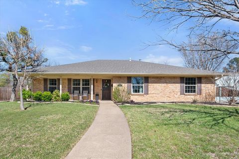 Photo of 1415 Moss Rose Circle, Irving, TX 75061 (MLS # 21214048)