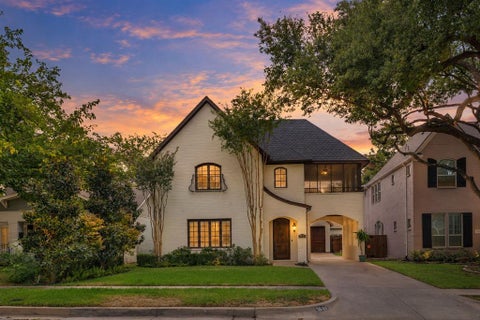 Photo of 3816 W 5th Street, Fort Worth, TX 76107 (MLS # 21402073)