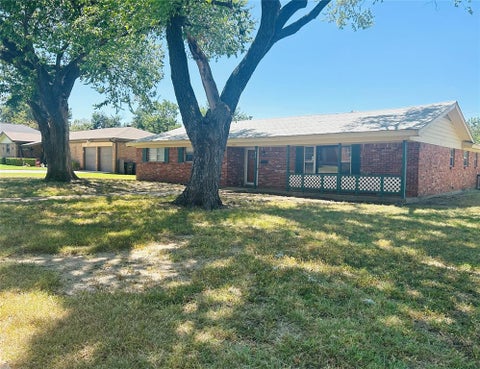 Photo of 4425 Wedgmont Circle S, Fort Worth, TX 76133 (MLS # 21362215)