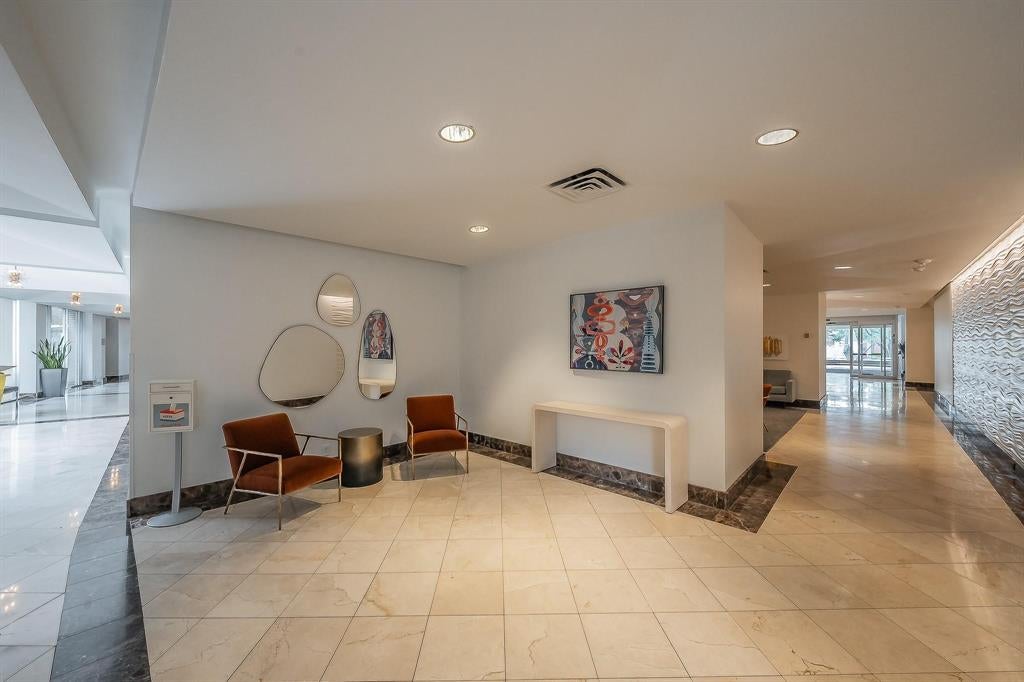 6211 W Northwest Highway 2801