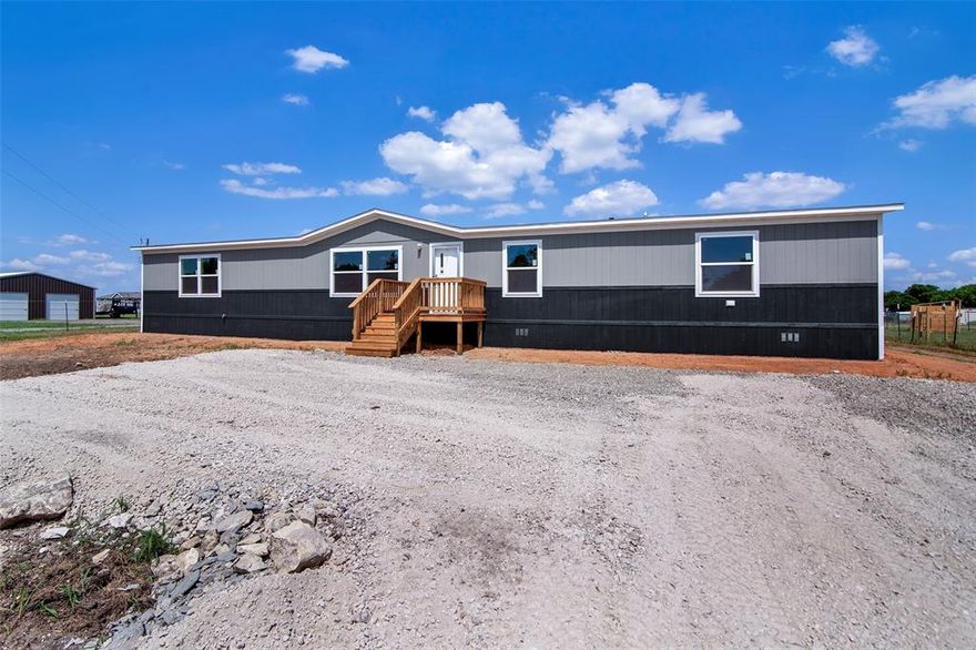 Open-concept layout, perfect for both entertaining and everyday living on 1 acre close to all things Sherman! The spacious kitchen features a large island with an abundance of natural light and serene country views. Enjoy the convenience of a huge primary suite with a luxurious master bathroom. Large back deck looks to open country and mature trees. Huge, flat lot is perfect for pets, livestock, swimming pool or a shop. Hard to find 5! bedrooms in a peaceful area.