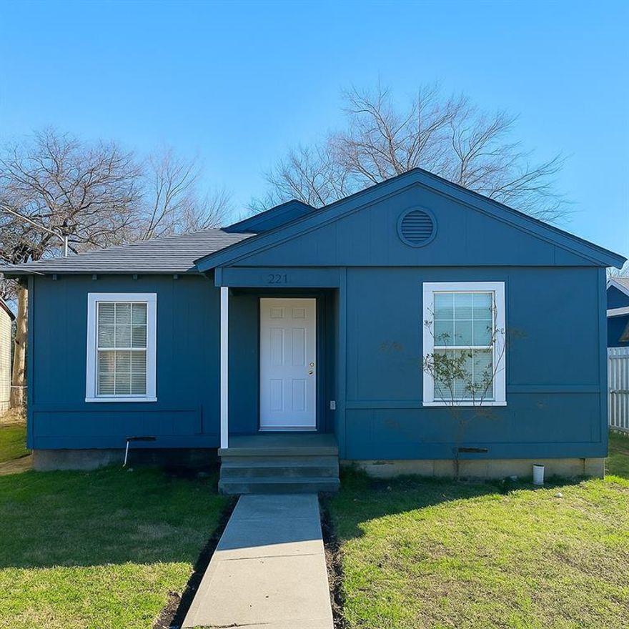 Quaint 2 bedroom 2 bath home along with 2 living spaces. Just minutes from Downtown Dallas or the Bishop arts district, this home offers easy access to Dallas locations.