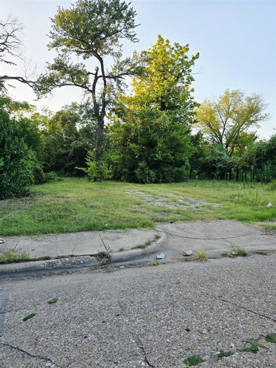 PRICED TO SELL! Calling all Business Owners, Investors & Builders! Bring your Creativity to this Commercial Vacant lot in Dallas. This Lot is perfect for your next Business Venture (Retail & Personal Service use) Currently zoned as SFR, Planned Development District. Lot dimensions approx 25x100. This lot is located within 15 min South of Downtown Dallas and easy access to major freeways. Go ahead and build your next Dream Business or Buy & Hold for your Real Estate Portfolio. Buyer & Buyer's Agent to verify all property info, including dimensions, zoning, etc. prior to going under contract. Seller does have a Survey. Seller is also selling for an additional $49,900 lot next to it at 2509 Saint Claire (lot 31). Don't miss out on this opportunity & Send your Cash offers today!