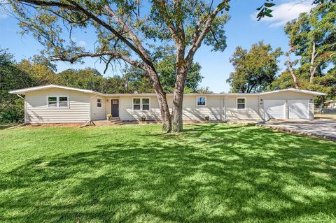 Photo of 383 Pawnee Drive, Gordonville, TX 76245 (MLS # 21093982)