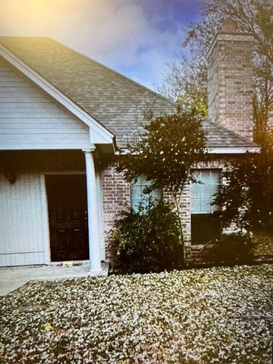 Full Brick in Gated area!! adorable 2 bed 2 bath with covered carport near shopping and schools.

Covered Carports nicely laid out!
Fire place for those cold days ahead.
This is a adorable unit!!
Minutes to Weatherford College.