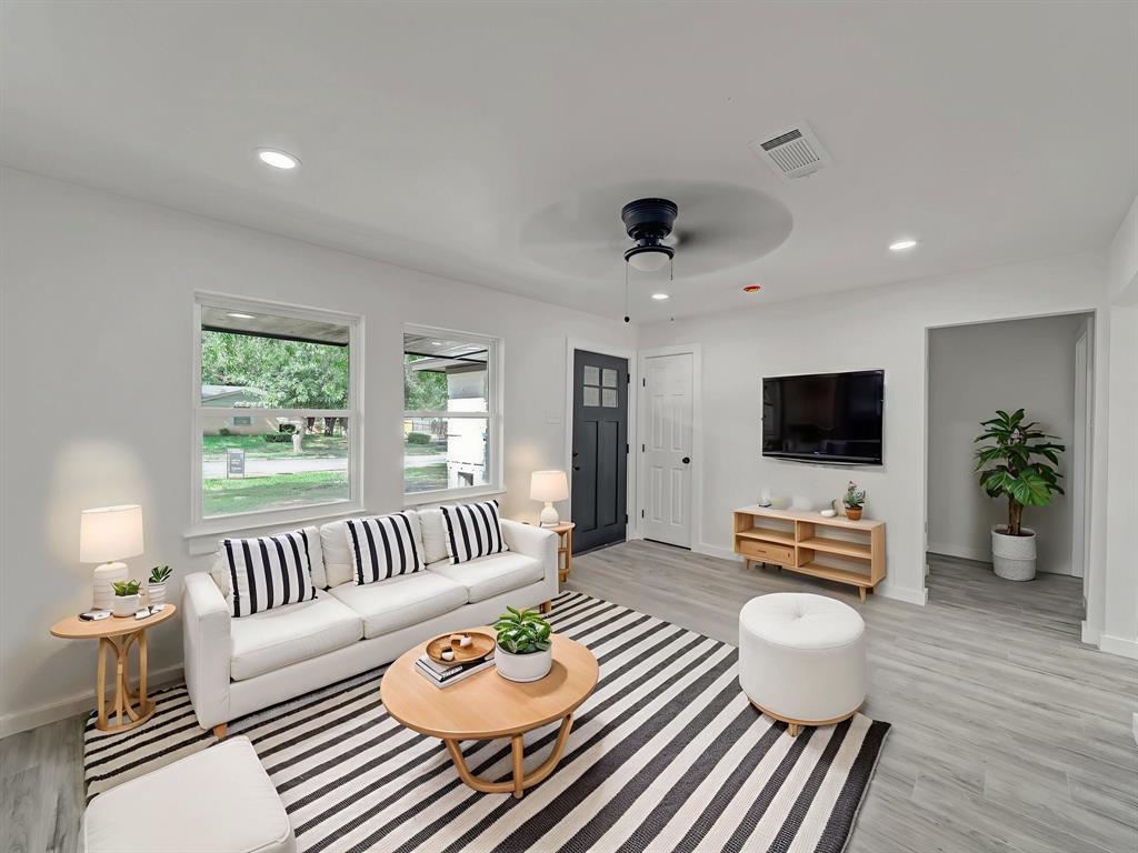 806 Ivywood Drive