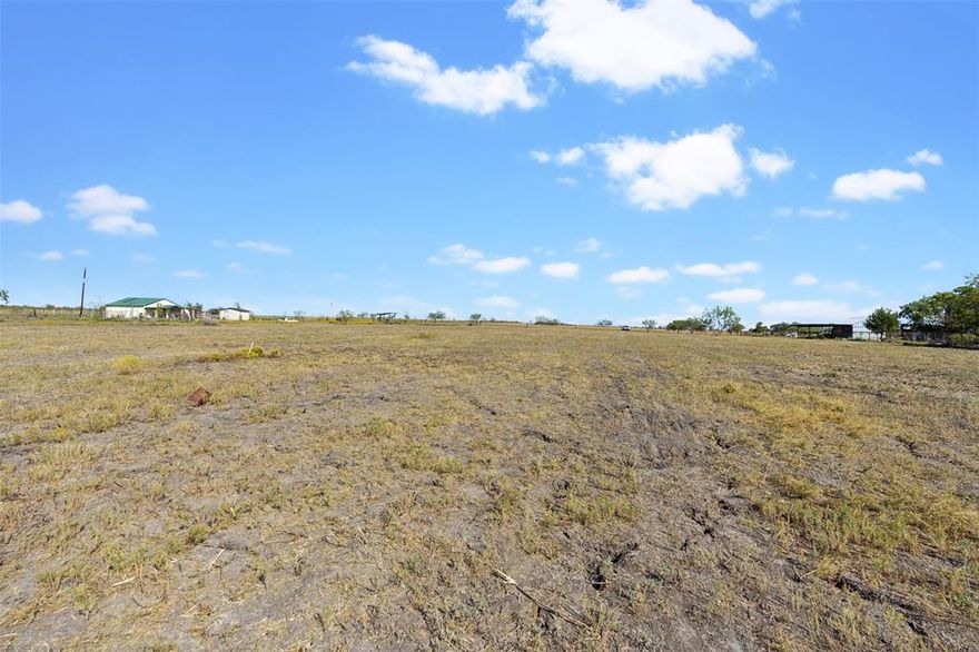 Collin County UNRESTRICTED Land 4 acres with NO RESTRICTIONS,  approximately 200 ft of road frontage and 600 ft deep.   This beautiful expansive land offers endless possibilities for your country living, recreational activities. Enjoy the serenity of nature while being conveniently located near local amenities. With ample space for gardens, barns or even livestock.  A new survey will be required.   Agent to verify all measurements.