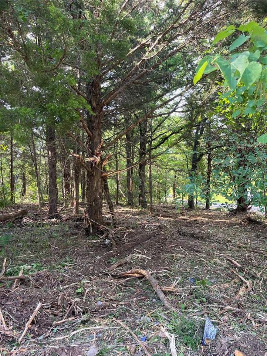 GB 9155. Corner lot with mature trees in waterfront subdivision. Access to Cedar Creek Lake through POA boat launch, right down the street! Mobile home friendly subdivision with light deed restrictions.