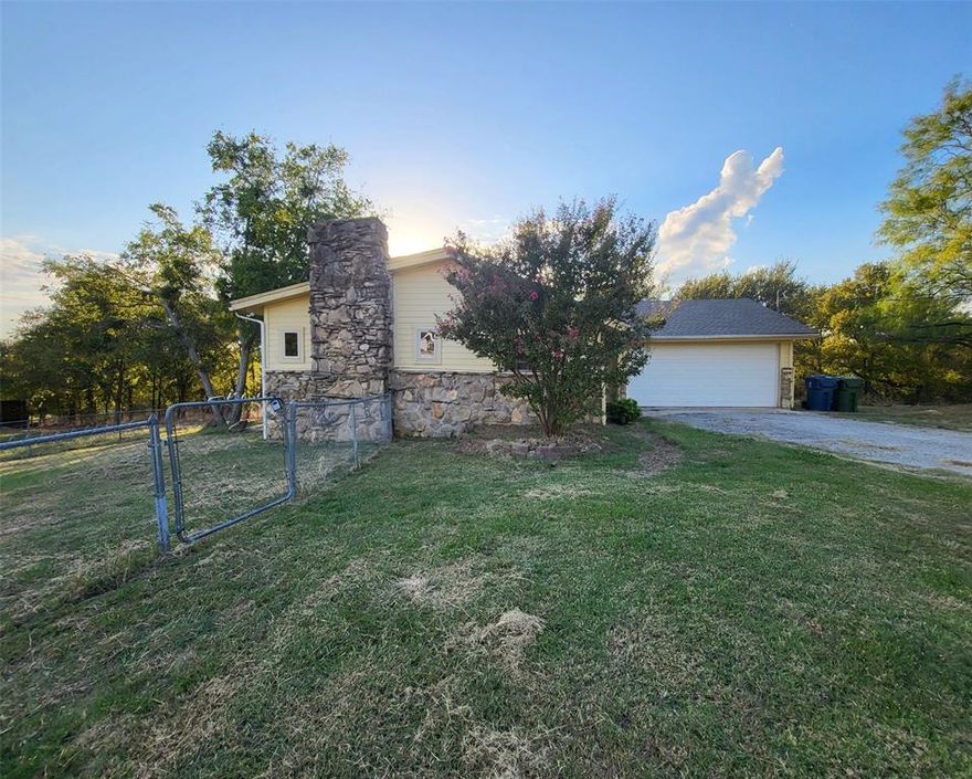 PRICE REDUCED — DON’T MISS OUT!
Move in immediately to this charming 3-bedroom, 2-bath home in the peaceful Roanoke Hills community of Flower Mound. Backing to Corps of Engineers land, you’ll enjoy rare, direct access to scenic lakeside hiking, biking, equestrian, and fishing trails—all while being just minutes from central Flower Mound.
Inside, you’ll find a bright and inviting living area filled with natural light, a spacious kitchen with abundant cabinetry, and fresh paint throughout. Relax on the covered front deck with views of lush greenery, or entertain in the private, fenced backyard. Additional perks include a two-car garage and highly rated Northwest ISD zoning.
One pet is considered on a case-by-case basis.
Homes in this location don’t come around often—schedule your viewing today and make this beautiful retreat yours!