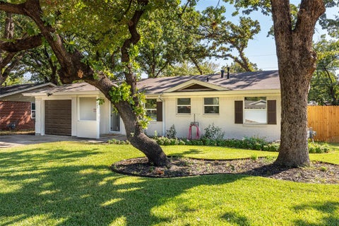 Photo of 805 Clover Park Drive, Arlington, TX 76013 (MLS # 21394081)
