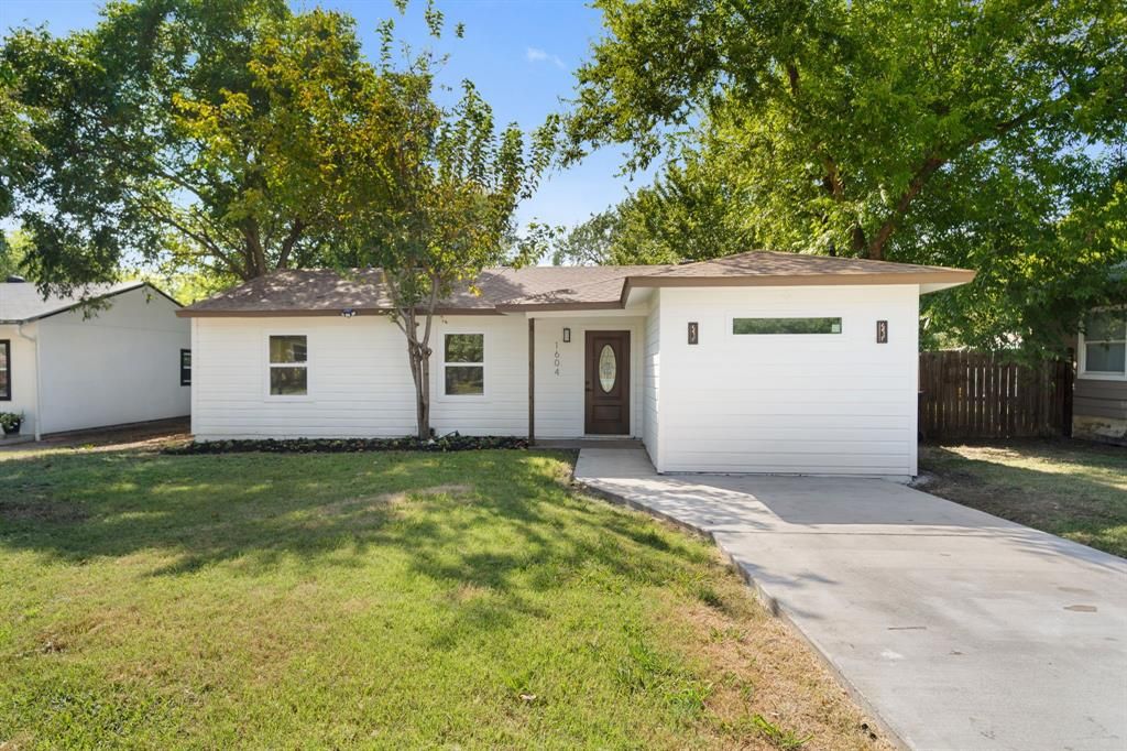 Photo of 1604 Arbor Ln, Arlington, TX 76010 (MLS # 21200259)