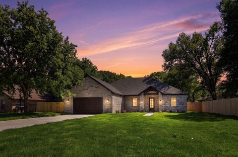 Photo of 1011 Division Street, Greenville, TX 75401 (MLS # 21149131)