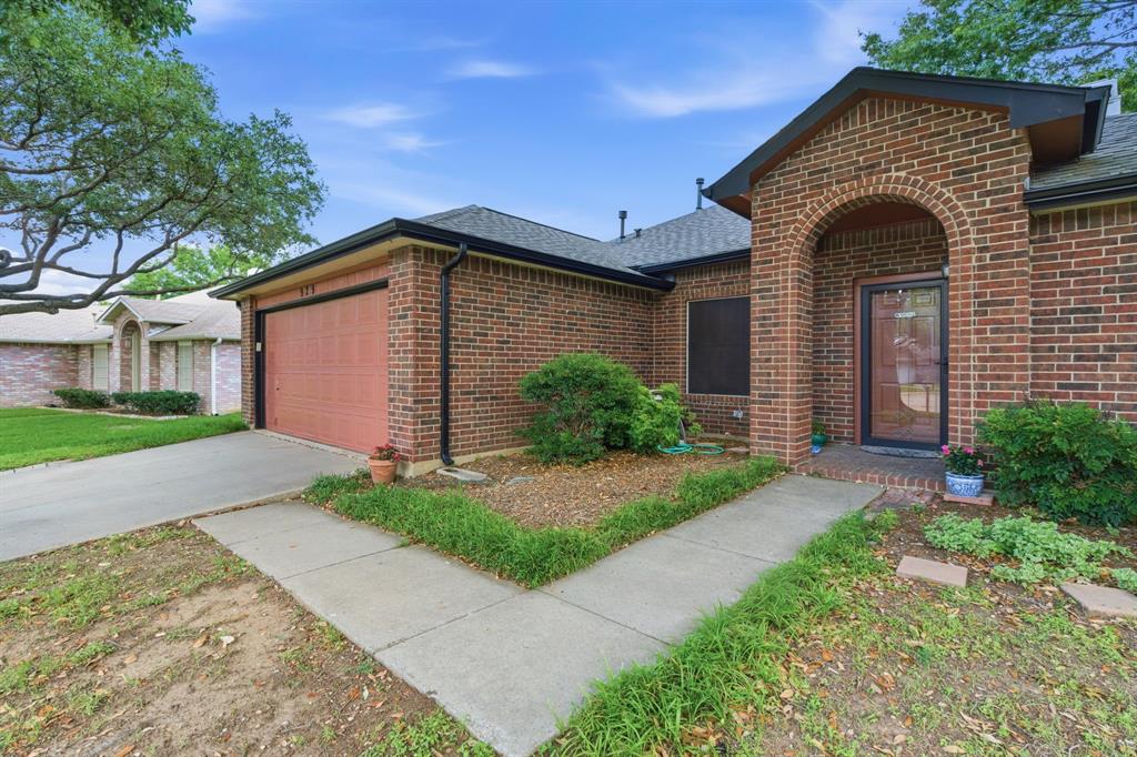 929 Hiawatha Lane