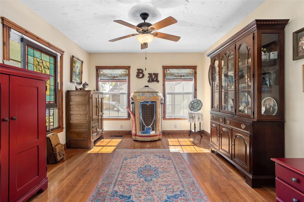 Photo 8 of 30 of 4125 Lovell Avenue house