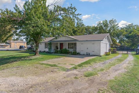 Photo of 503 S Houston Street, Edgewood, TX 75117 (MLS # 21084646)