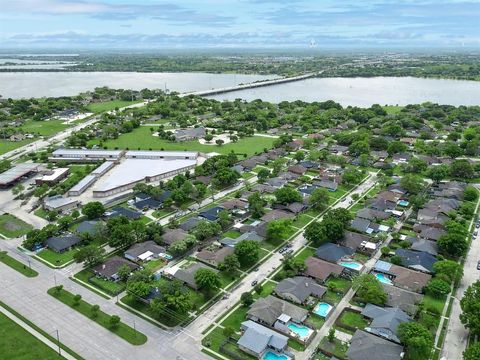 Photo of 7202 Lakeshore Drive, Rowlett, TX 75089 (MLS # 21243589)