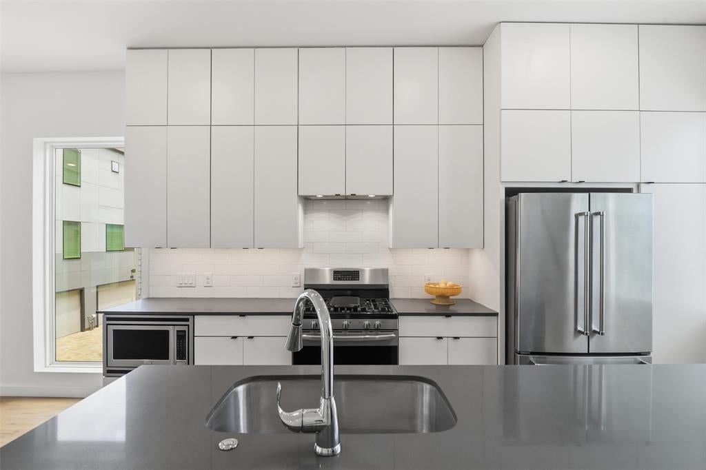 427 W 10th Street 101