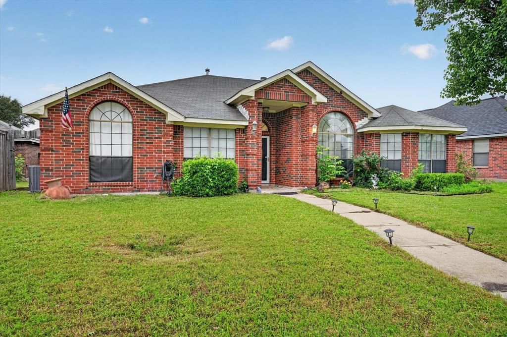 Photo of 1701 Briargrove Drive, Mesquite, TX 75181 (MLS # 21247165)