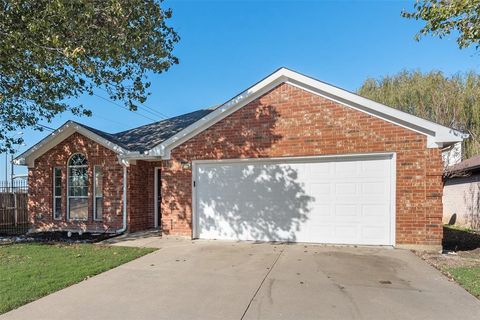 Photo of 824 Bridle Trail, Saginaw, TX 76179 (MLS # 21116686)