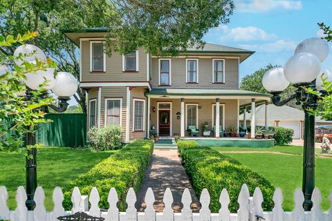 Photo of 414 W Columbia Street, Weatherford, TX 76086 (MLS # 21131457)