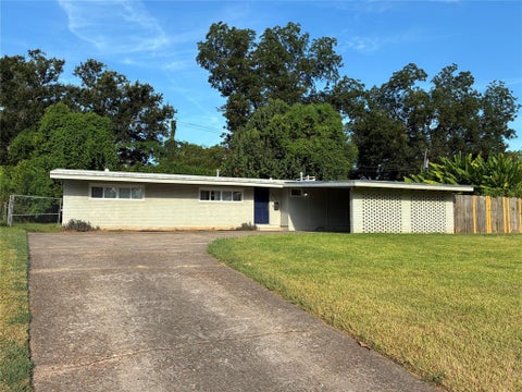 Photo of 949 Captain Shreve Drive, Shreveport, LA 71105 (MLS # 21360291)
