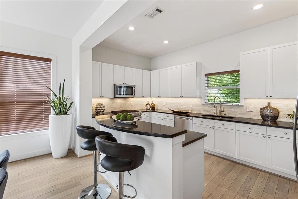 Carreras Twnhms Condos - Residential