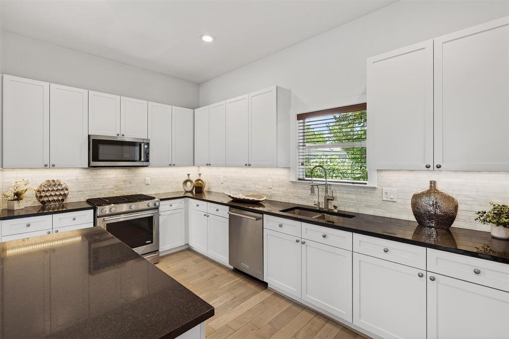 Carreras Twnhms Condos - Residential