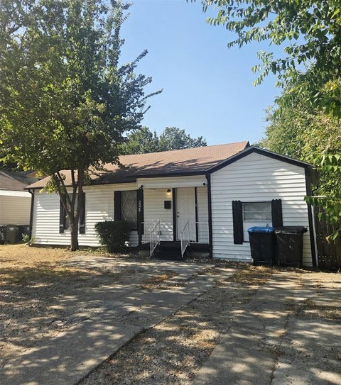 Photo of 3328 Lynnfield Drive, Fort Worth, TX 76103 (MLS # 21368408)