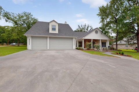 Photo of 715 Kiowa Drive E, Gainesville, TX 76240 (MLS # 21313597)