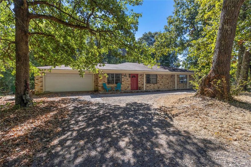 1825 Dee Dee St. offers 3 bedrooms, 2 full bathrooms, open concept living and kitchen space, and .4 acers just 10 min away from all the inter-city activities that Longview, Tx has to offer. This gem is tucked away nicely with no HOA and no city restrictions. This is a must see for sure! Bring your ideas and imagine this home yours! Get on the schedule asap!
