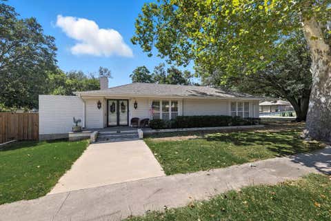 Photo of 300 E Main Street, Whitesboro, TX 76273 (MLS # 21345088)