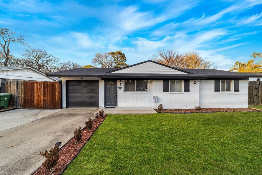 This cute home in the heart of Arlington, Tx is the perfect starter home at an affordable price! This home is also conveniently located 10 min from Arlingtons entertainment such as Globe life field, AT&T Stadium and more! Don’t miss your chance at this gem. The large backyard makes it perfect for hosting gatherings, or tailgate parties before heading to the big game.
