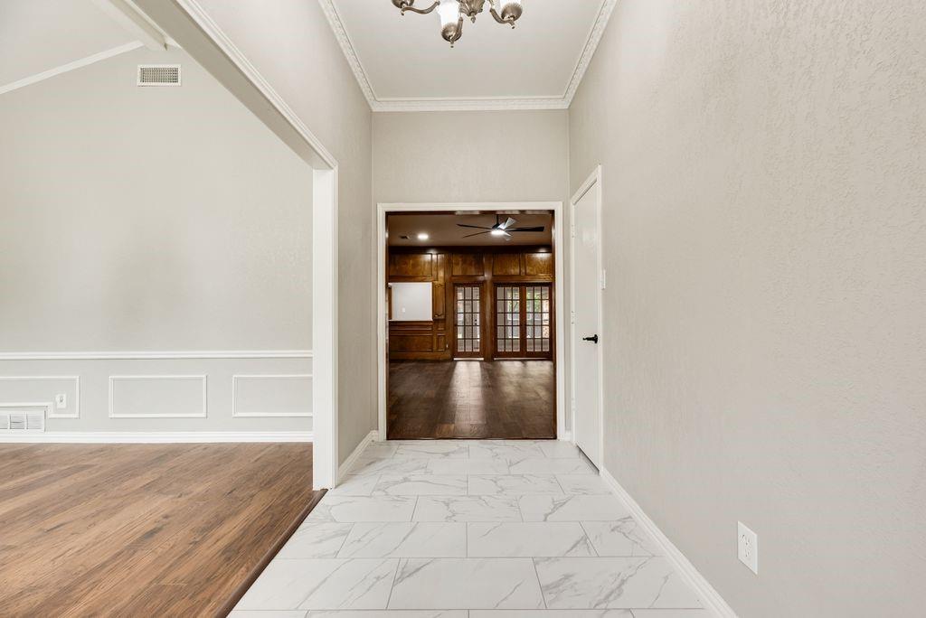 915 Greenbriar Lane
