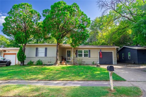 2016 Huntington Drive Arlington TX 76010