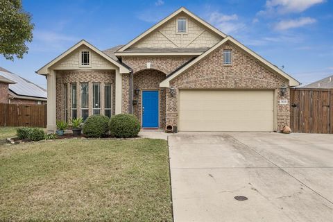 Photo of 705 Bayshore Drive, Mansfield, TX 76063 (MLS # 21126365)