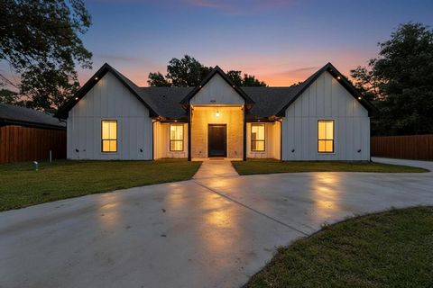 Photo of 404 Luzon Street, Tool, TX 75143 (MLS # 21244768)