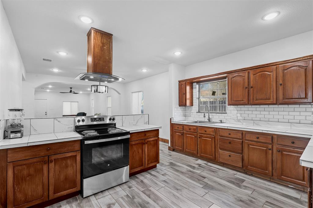 1807 Ash Crescent Street